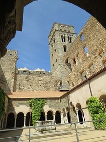 El campanar de Sant Pere de Rodes des del claustre superior