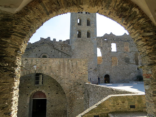 Entrada a l'església i campanar de Sant Pere de Rodes