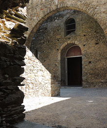 Entrada a la galilea de l'església de Sant Pere de Rodes