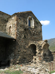 Transepte i restes de l'església primitiva del monestir de Sant Quirze de Colera