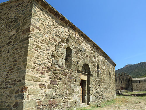Església de Santa Maria de Colera. Al fons, Sant Quirze