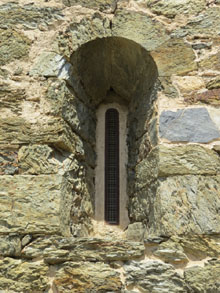 Finestra de l'església de Santa Maria de Colera