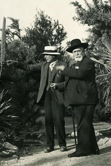 Karl Faust amb el Dr. Solé i Pla al Jardí Marimurtra