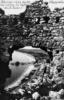 Vista del poble i la platja de Blanes des de les ruïnes del Castell de Sant Joan. 1918