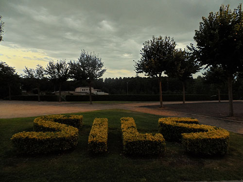Entrada al poble de Sils, al capvespre
