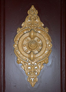 Detall d'una porta del poble