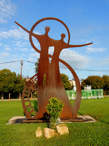 Monument a l'entrada de Sils