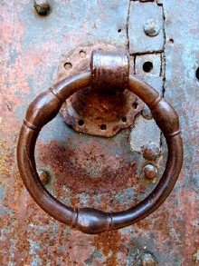 Detall de la porta de l'esgl&eacute;sia de Sant Andreu de Seriny&agrave;