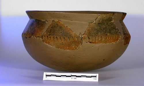 Urna funer&agrave;ria de cos globular amb la vora exvasada i la base arrodonida. Cova Pau III