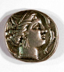 Dracma de plata encunyada a Emp&uacute,ries. Mitjan segle III aC. Localitzada a l'entrada de la cova del Reclau Viver