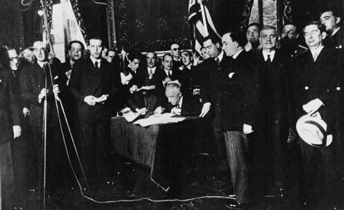Signatura de l'Estatut d'Autonomia (Estatut de Núria) pel President de la Repblica Niceto Alcalà Zamora a Donosti, setembre de 1932