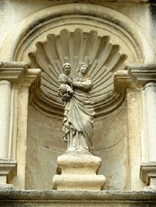 Imatge religiosa en una forn&iacute;cula. Fa&ccedil;ana de l'esgl&eacute;sia de la Mare de D&eacute;u del Roser