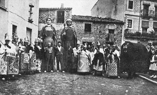 Els gegants, cavallets i mulassa davant l'esgl&eacute;sia de Nostra Senyora del Roser