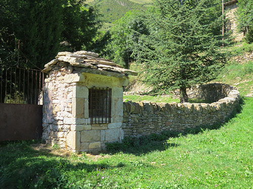 Entrada al cementiri annex a l'església de Sant Martí d'Ogassa