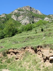 La cinglera de la Serra Cavallera que dóna nom a l'església