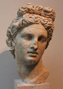 Cap del d&eacute; Apol&middot;lo, a qui estava dedicada una inscripci&oacute; trobada el 1871