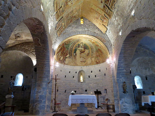Interior de la nau de l'església de Sant Tomàs de Fluvià