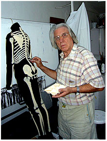 Rodr�guez-Amat pintant els vestits de La Dansa de la Mort de Verges