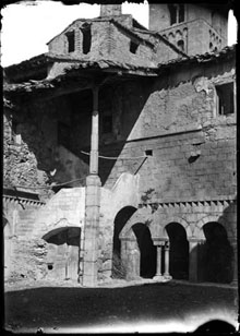 Claustre i part del campanar del monestir de Santa Maria de Vilabertran