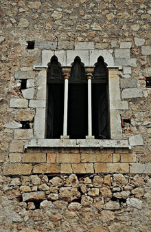 Finestral gòtic de Santa Maria de Vilabertran