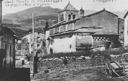 Vista parcial de Sant Mart&iacute; de Vilallonga de Ter. S'observa l'absis de l'esgl&eacute;sia en primer terme. 1911