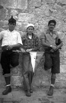 Aplec del GEiEG al santuari de la Mare de Déu del Mont. Retrat de tres participants a laplec. 1932