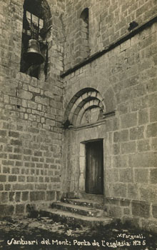 Detall de la porta d'accés al santuari de la Mare de Déu del Mont. 1911