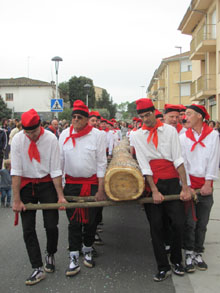 Transport de l'Arbre de Maig. 2016