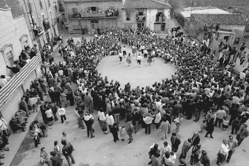 Festa de l'Arbre de Maig i Ball del Cornut a Cornell&agrave; de Terri. 1983