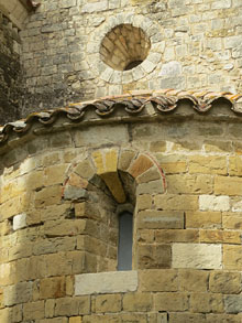 Detall de l'absis de l'esgl&eacute;sia de Sant Feliu de Beuda