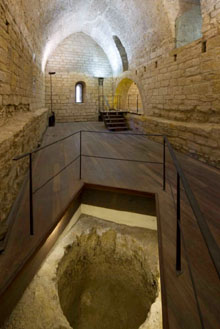 Interior del castell. Detall del pou trobat durant la restauraci&oacute; realitzada l'any 1993