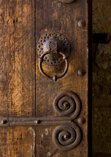 Ferro forjat d'&egrave;poca rom&agrave;nica, a una porta del castell