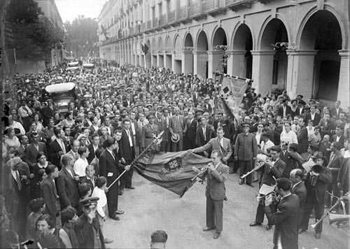Francesc Maci&agrave;, president de la Generalitat de Catalunya, visita La Bisbal acompanyat per una multitud. El precedeix una cobla. 21/06/1931