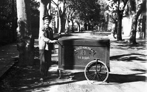 El llacer de la Bisbal, al passeig. 1932