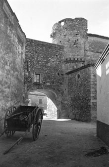 Portalada del castell de Capmany. 1974