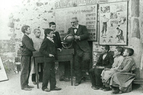 El mestre d'Espolla, Antoni Balmanya i Ros (La Bisbal d'Empordà 1846 - Espolla 1915), amb alguns alumnes del curs 1903-1904