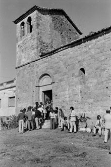 Festa d'homenatge a l'arqueòleg Miquel Oliva Prat, nomenat fill adoptiu del municipi: sortida de l'església dels feligresos. 1974
