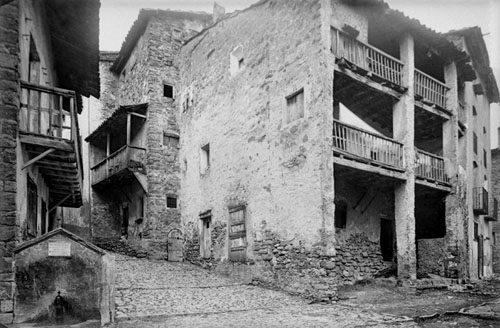 Façana de Cal Ferrer Vell, al carrer de l'Arrabal de Gombrèn. 1918