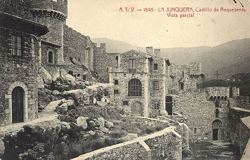 Recinte emmurallat del castell de Requesens. En primer terme, el pati, i en segon terme, la capella. 1905-1911