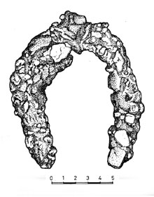Ferradura oxidada amb pedres incrustades