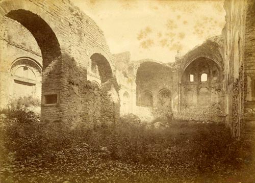 Vista de l'interior de l'esgl&eacute;sia abans de la seva restauraci&oacute;. 1879