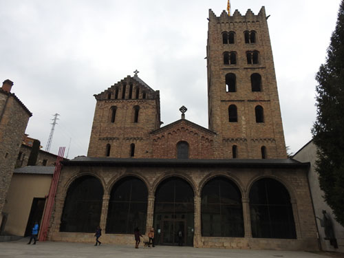Vista frontal del monestir de Santa Maria de Ripoll