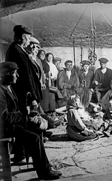 Retrat d'un grup de gent a la cuina del santuari de Núria. 1918