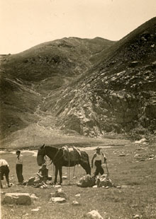 Excursi&oacute; a la muntanya del Torreneules, a la comarca del Ripoll&egrave;s. Parada al pla de Coma de Vaca amb el coll dels Tres Pics al fons. 1935