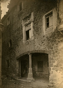 Fa&ccedil;ana de la Rectoria de Santa Pau, a la pla&ccedil;a porxada del Firal dels Bous. 1916