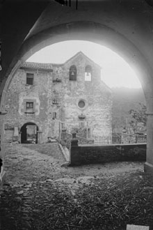 Fa&ccedil;ana de l'esgl&eacute;sia i l'hostatgeria adossada del santuari de la Mare de D&eacute;u dels Arcs. 1916