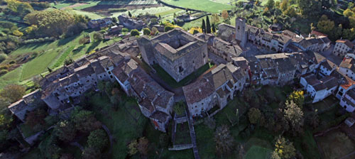 Vista a&egrave;ria de Santa Pau