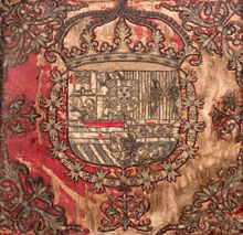 Anvers del bander&iacute; o gui&oacute; brodat de Santa Pau de l'esgl&eacute;sia de Santa Maria dels Arcs de Santa Pau, amb l'escut de la casa d'&Agrave;ustria