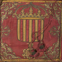 Revers del bander&iacute; o gui&oacute; brodat de Santa Pau, amb l'escut de Catalunya i de la casa Oms