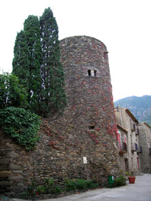Restes d'antigues muralles. Vista general de la torre d'en Birba
